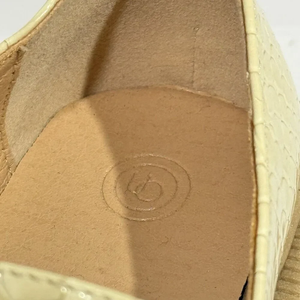 Urban Outfitters Loafers Womens 9 Cream Faux Patent Leather Chunky Platform NEW